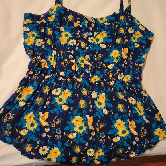 Tank tops with button accents - Picture 2 of 6